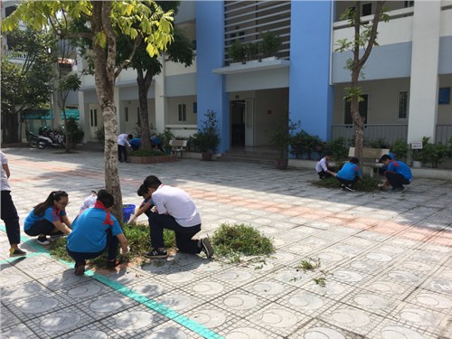 Trường THCS Ái Mộ ra quân Tổng vệ sinh môi trường phòng chống dịch sốt xuất huyết